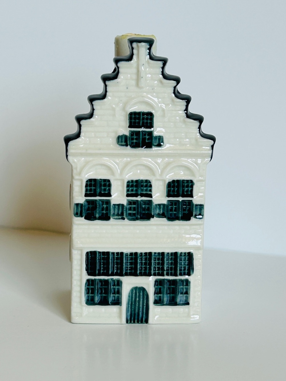 Vintage KLM BOLS Delft Miniature House
#96 Sealed Delft Pottery.